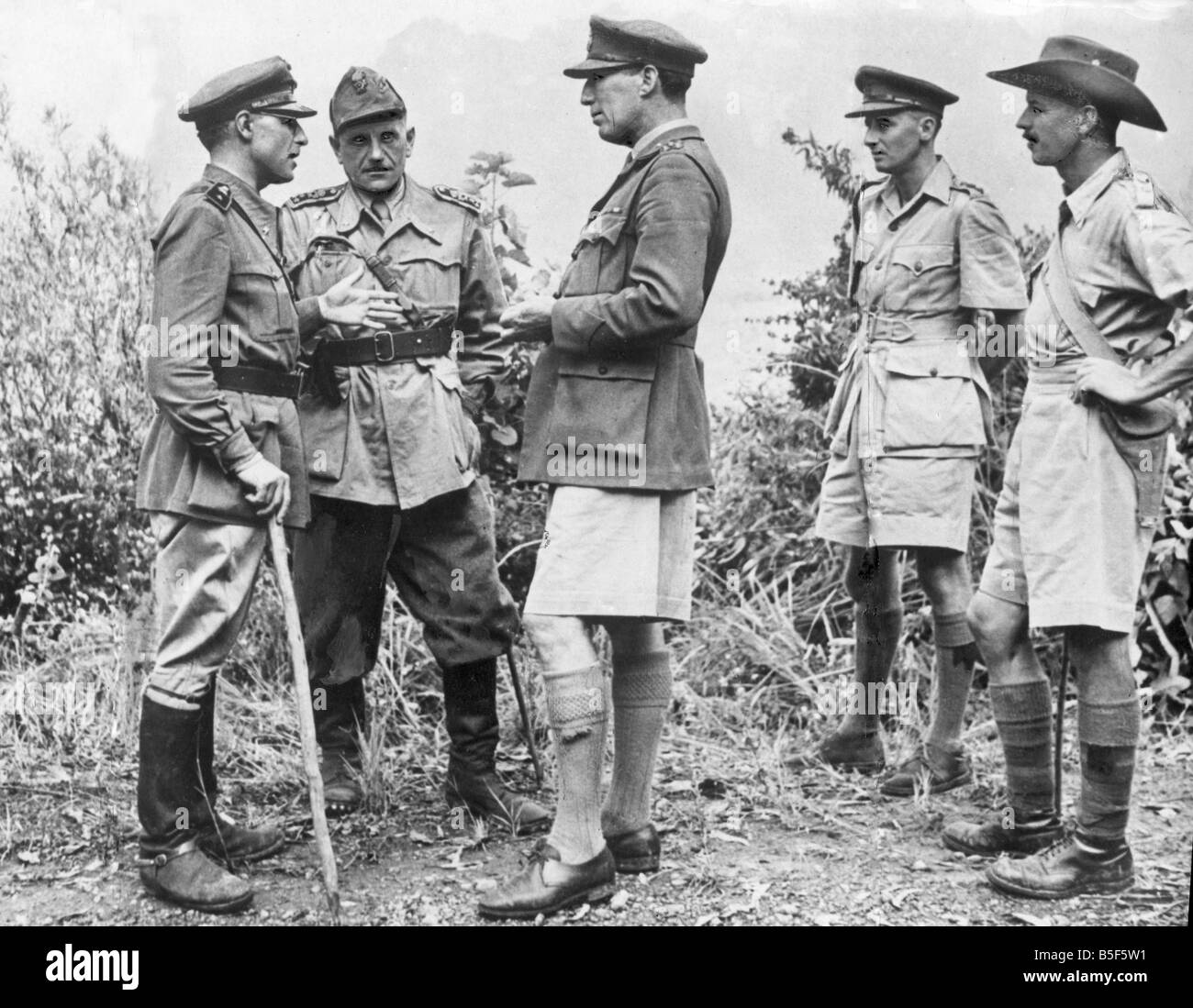 El Coronel Gonella, jefe de la Fuerza Italiana, hablando con el brigadier  británico quien aceptó la rendición en Abisinia, en el norte de África  durante la Segunda Guerra Mundial. • Octubre 1941