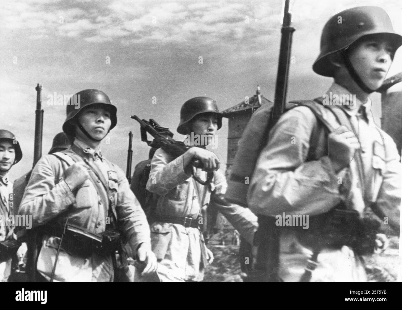 Soldados del ejército chino en el mes de marzo durante la Segunda Guerra Mundial. & 10; Marzo