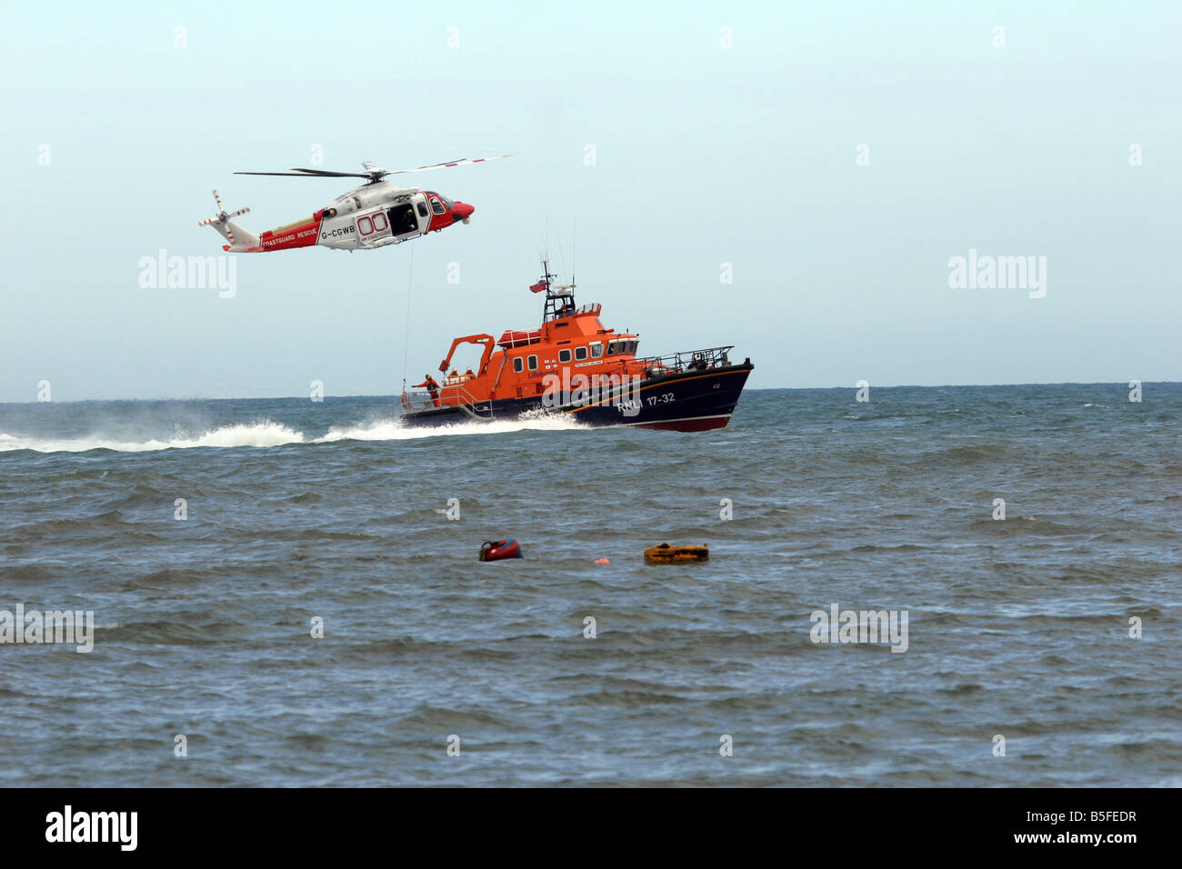 Rescate en el mar de aire en Lyme Bay Foto de stock