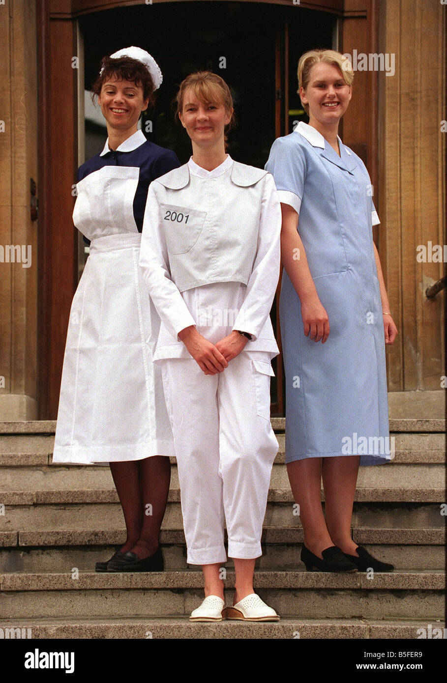 Un photcall uniformes para las enfermeras en el jardín de la azotea en el  Royal Marsden NHS Trust en Fulham Road en Londres Elizabeth Miller modela  los viejos modelos uniformes de enfermeras