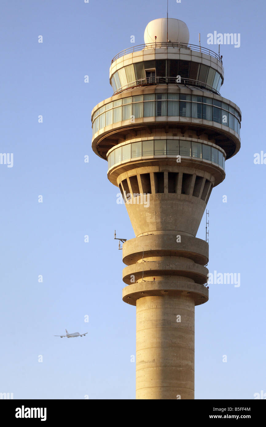 Torre de control del aeropuerto de Pudong, Shanghai, China Foto de stock