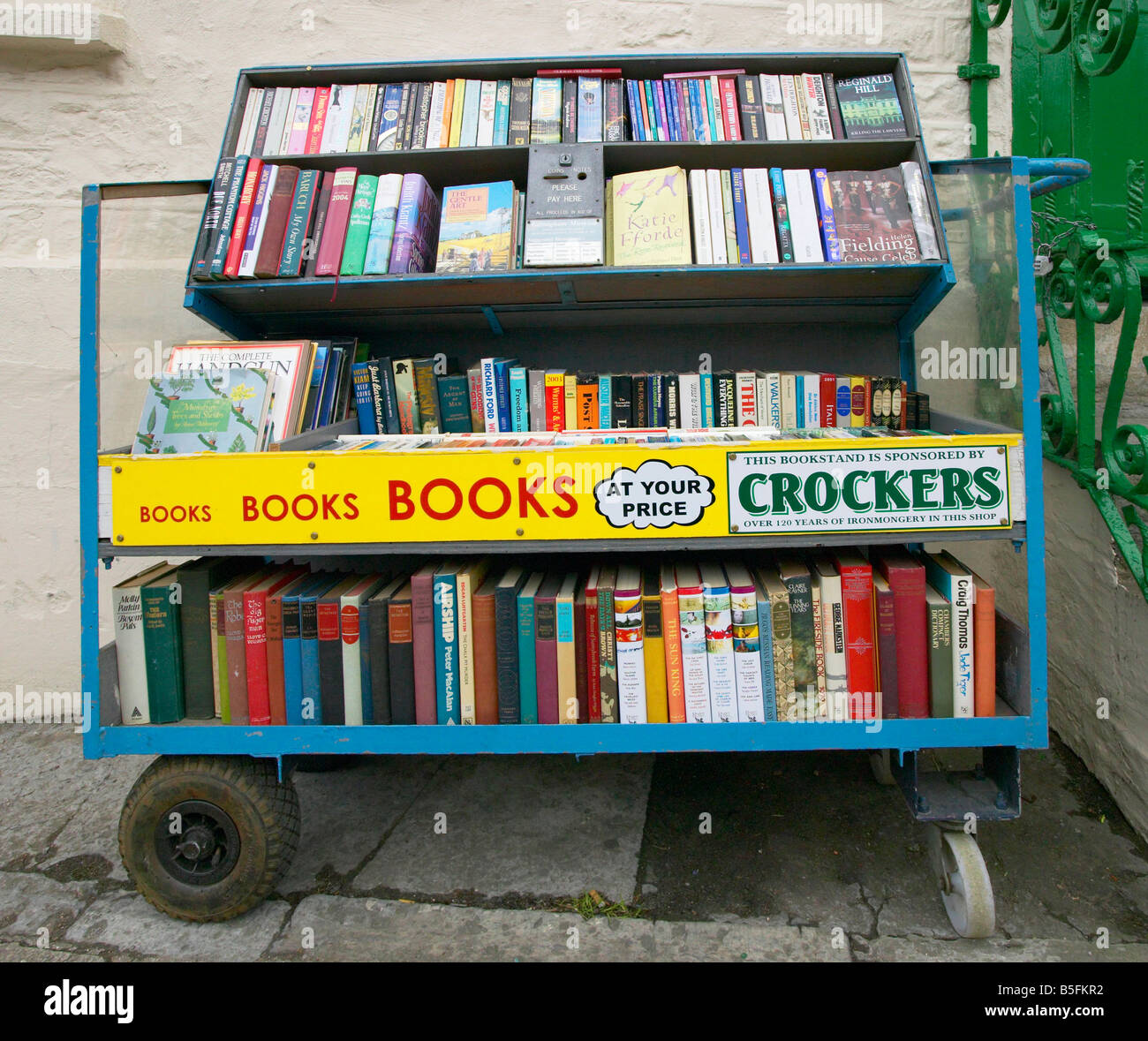 Utiliza la librería de segunda mano trolley, Devon, Inglaterra Fotografía  de stock - Alamy