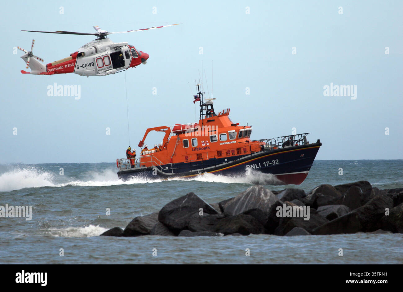 Aire de rescate en el mar frente a la costa de Dorset Foto de stock