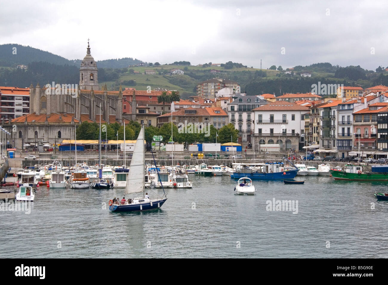 Casco Antiguo y del puerto pesquero de Lekeitio en la provincia de Vizcaya, País Vasco, Norte de España Foto de stock