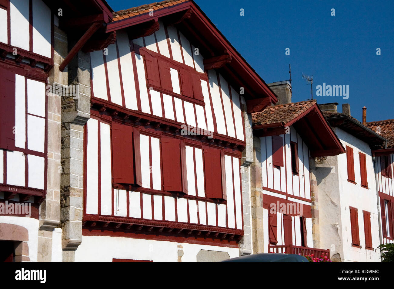 Arquitectura vasca en el pueblo de Ainhoa pirineos atlánticos en el País Vasco francés Suroeste de Francia Foto de stock