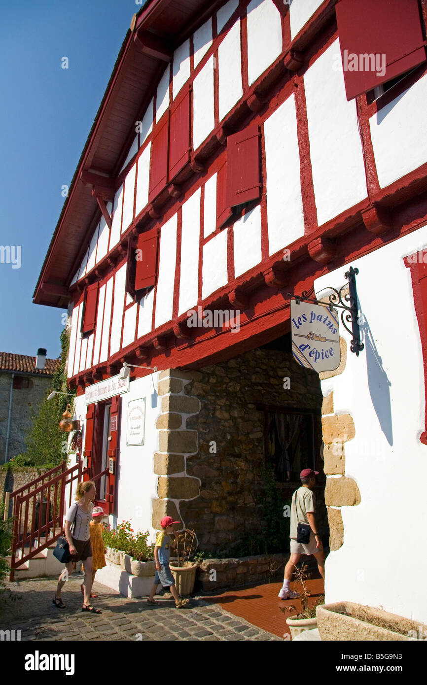 Arquitectura vasca en el pueblo de Ainhoa pirineos atlánticos en el País Vasco francés Suroeste de Francia Foto de stock