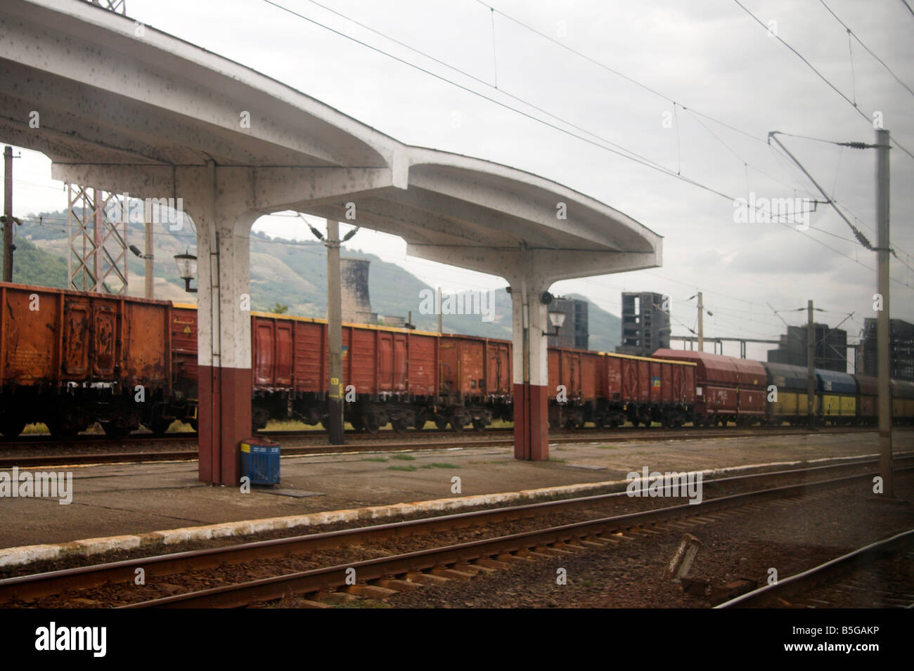 Fábrica abandonada, Sometra, Carbosin, Copsa Mica, pasando por tren de carga,Transilvania, Rumania Foto de stock