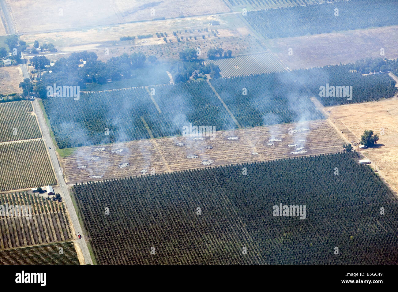 Vista aérea sobre quemas controladas de campos en el condado del lago norte de California Foto de stock