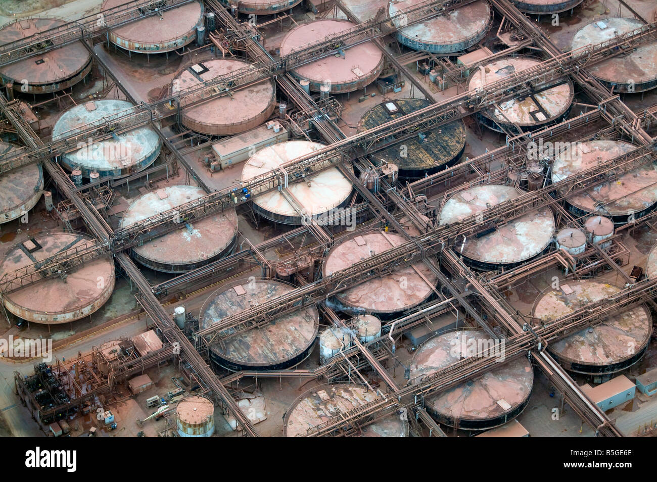 Vista aérea por encima de la presión de los tanques químicos digester en Alcoa Point Comfort refinería de alúmina de Texas Foto de stock