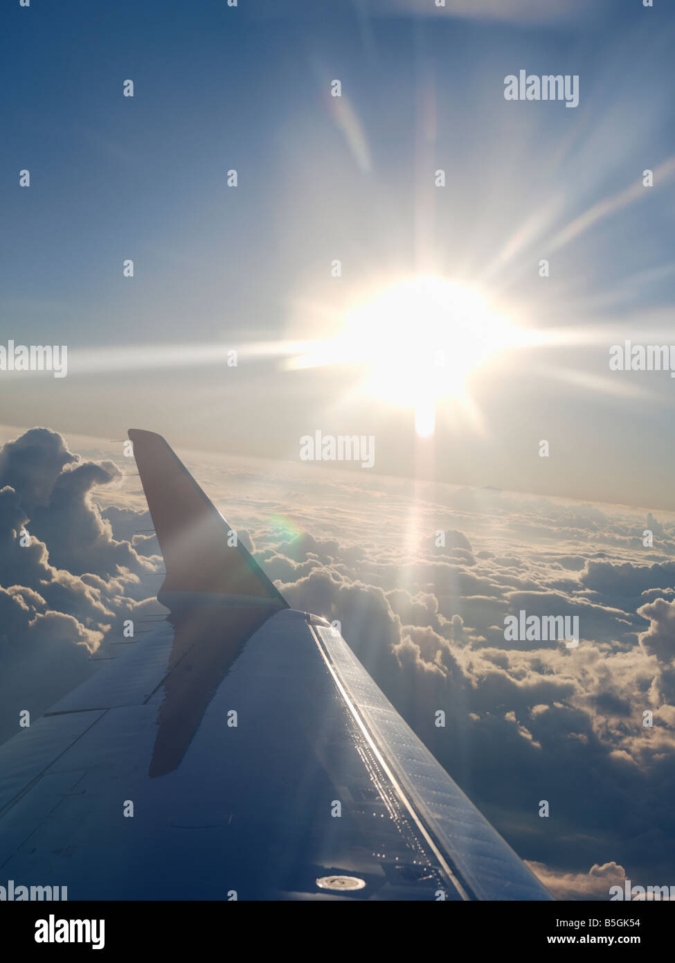 Ee.Uu.,Texas,Houston,ala de avión y Explosión de sol sobre las nubes mientras esté en vuelo Foto de stock