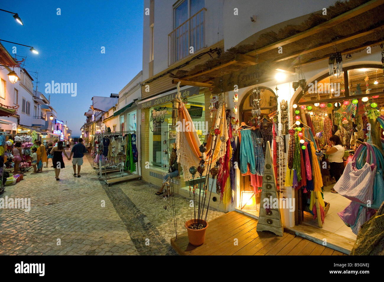 Escena callejera en Alvor al anochecer , Algarve, Portugal Foto de stock