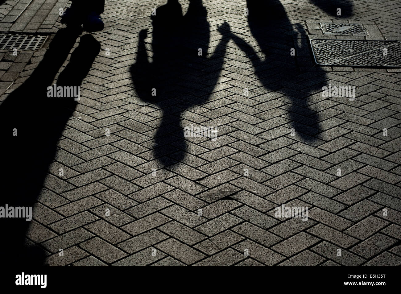 Correlación explique escándalo La sombra de dos niños tomados de la mano en el centro de Londres  Fotografía de stock - Alamy