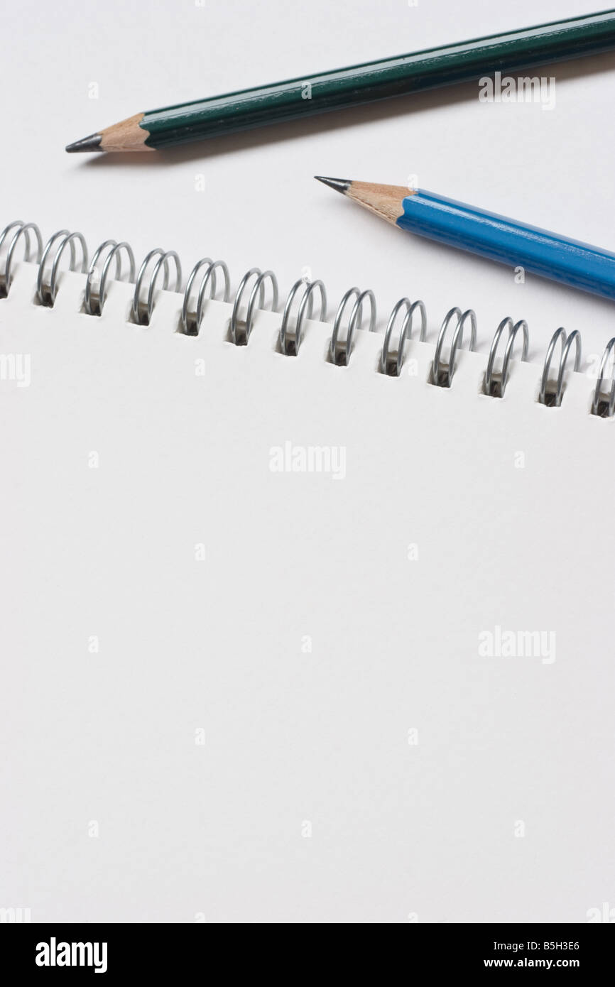 Cerrar fotografía de un blanco limpio sketch pad y artistas lápices Foto de stock