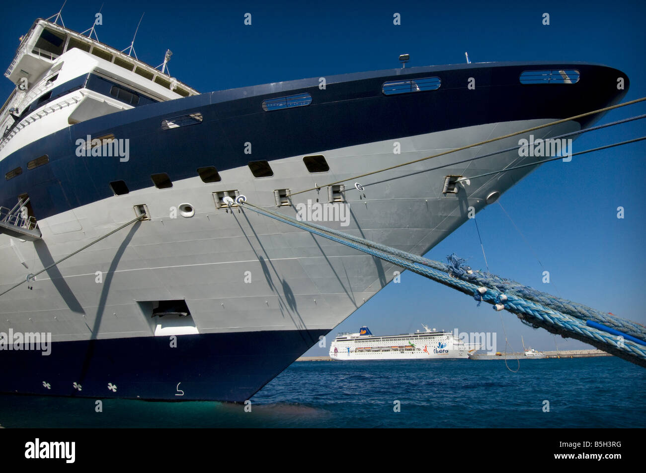 El crucero Celebrity Galaxy, originalmente MV Galaxy, atraca en el puerto de Rodas, Grecia. Foto de stock