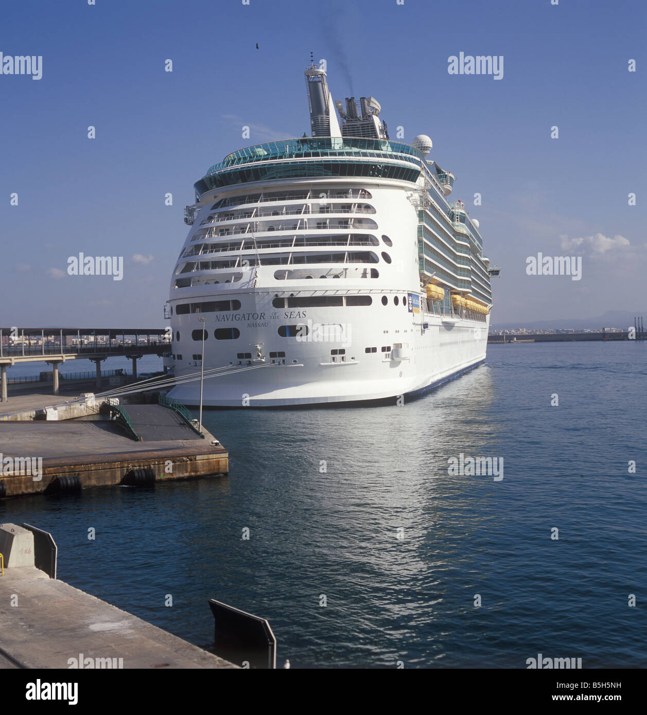 Royal Caribbean International Crucero "navegante de los Mares" ( 311 metros  ) en el puerto de Palma de Mallorca Fotografía de stock - Alamy