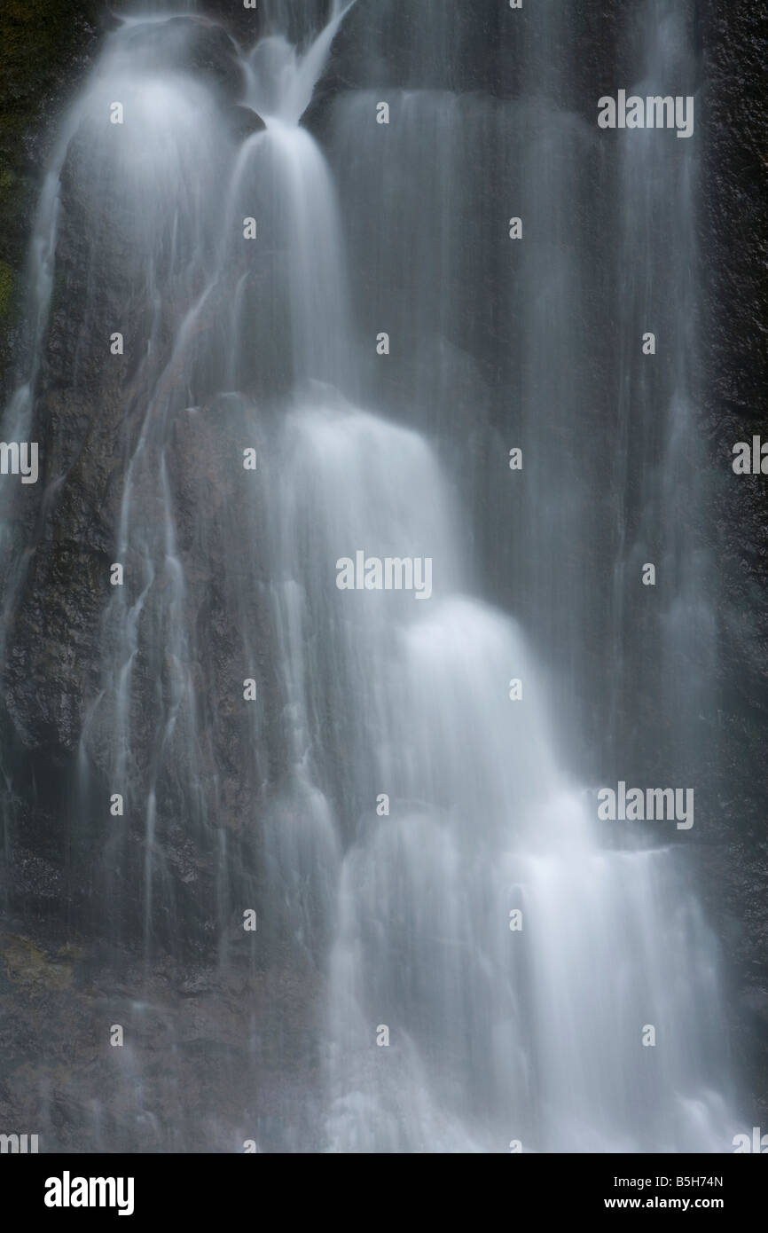 Cuello de cisne Little Falls, agua, abstracto, húmedo, cataratas, tiered, WA, Washington, vertical, Estados Unidos Foto de stock