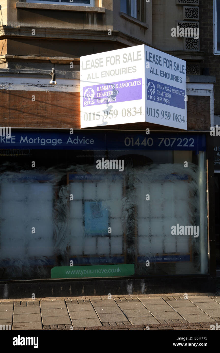 Cerró la tienda inmobiliaria mostrando signos de la crisis crediticia y la recesión mundial en la High Street en Haverhill en Suffolk Foto de stock