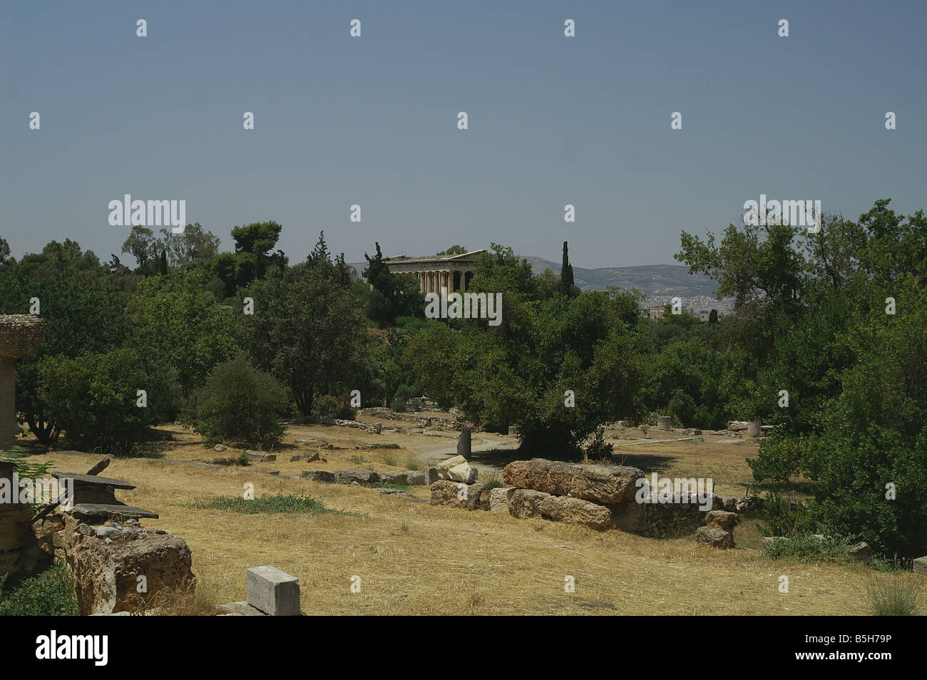 La Hephaestum o Templo de Hefesto, con vistas a las ruinas de la antigua Ágora de Atenas Foto de stock