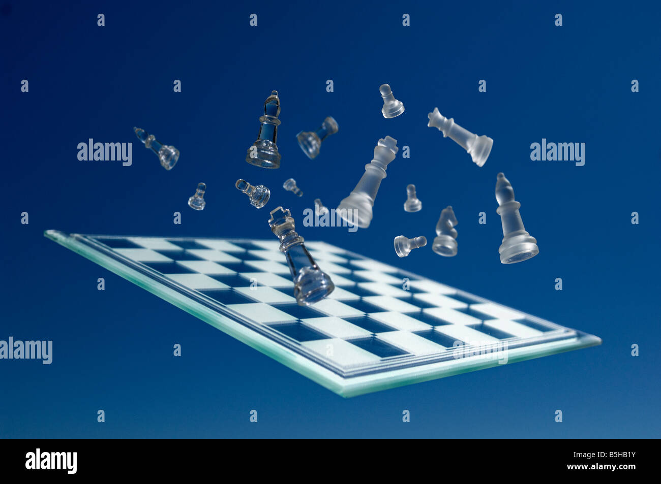Flying tablero de ajedrez Fotografía de stock - Alamy