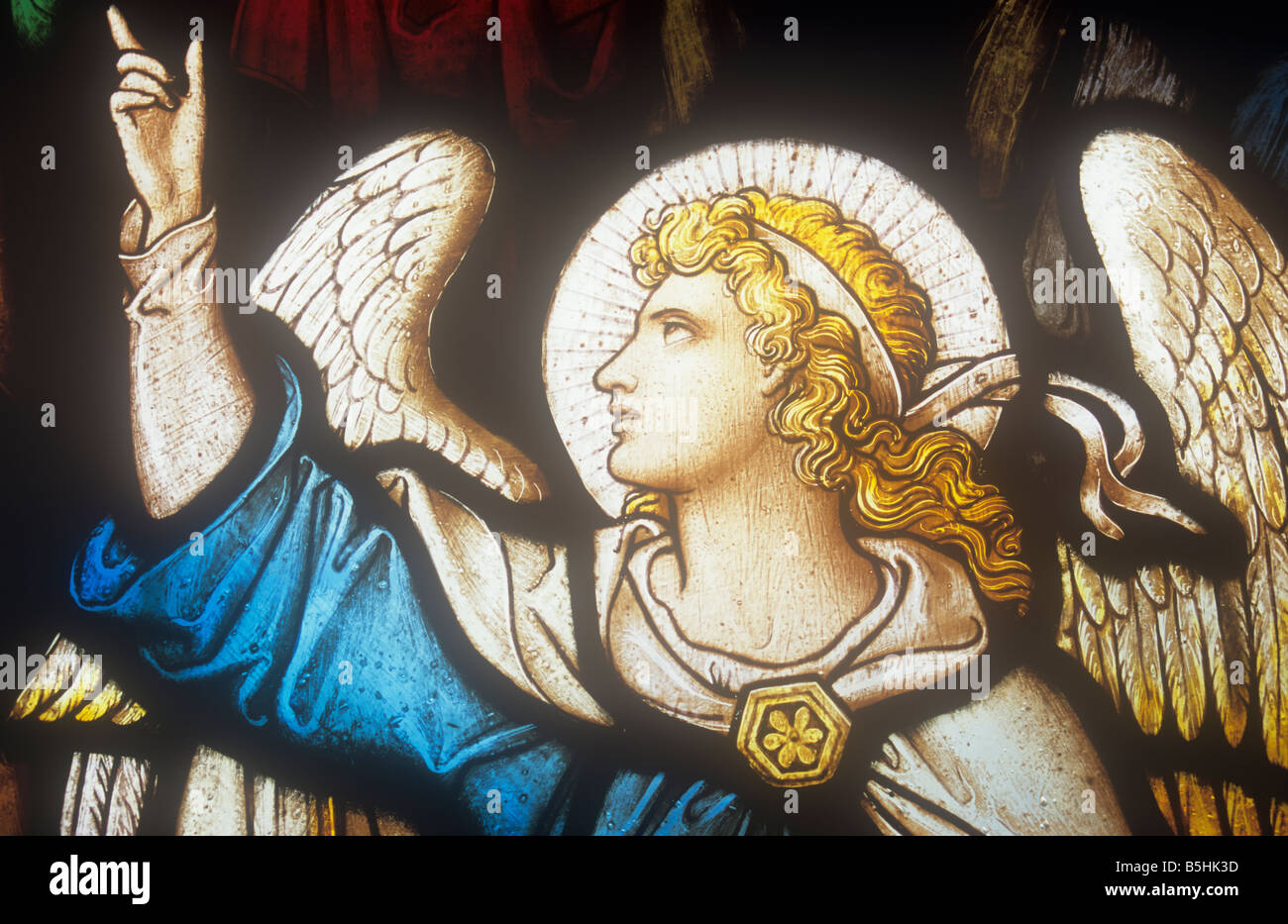 Detalle de finales del siglo xix vidriera mostrando un andrógino disfrazado nimbó ángel mirando y señalando al cielo Foto de stock
