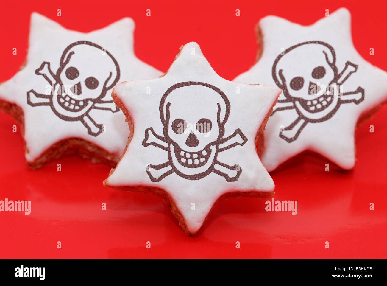 Galletas de Navidad (estrellas de canela) con cráneos como canela, es a veces conterminated con productos tóxicos Foto de stock