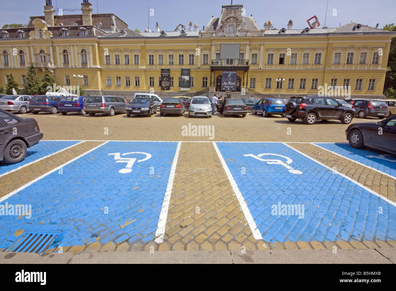 Plazas de aparcamiento para minusválidos controladores en Batternburg Plaza en el centro de Sofía, capital de Bulgaria. Foto de stock