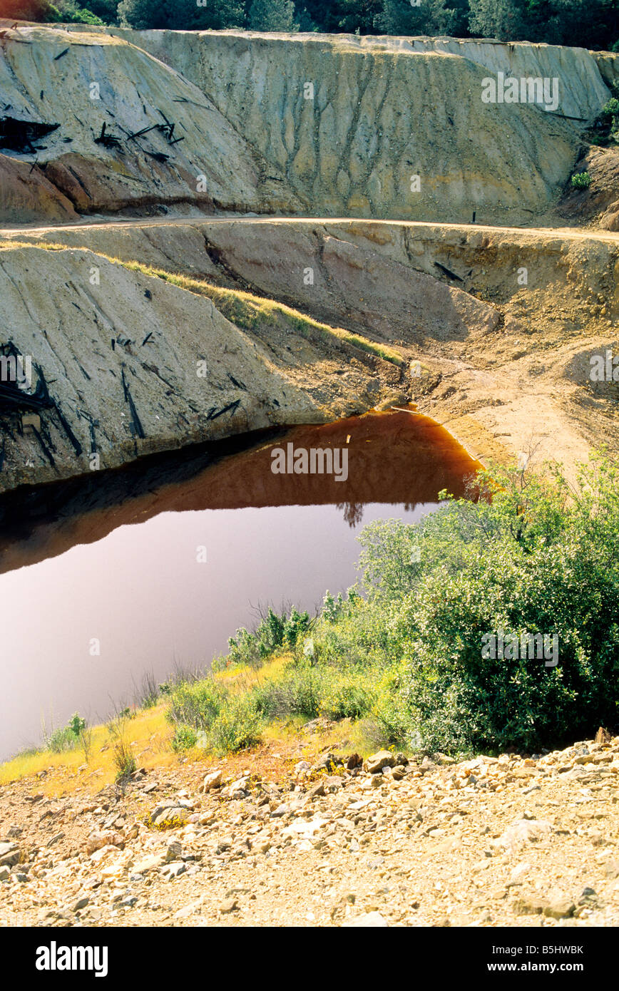 Los desechos de minas de cobre abandonadas estanque de asentamiento. Foto de stock