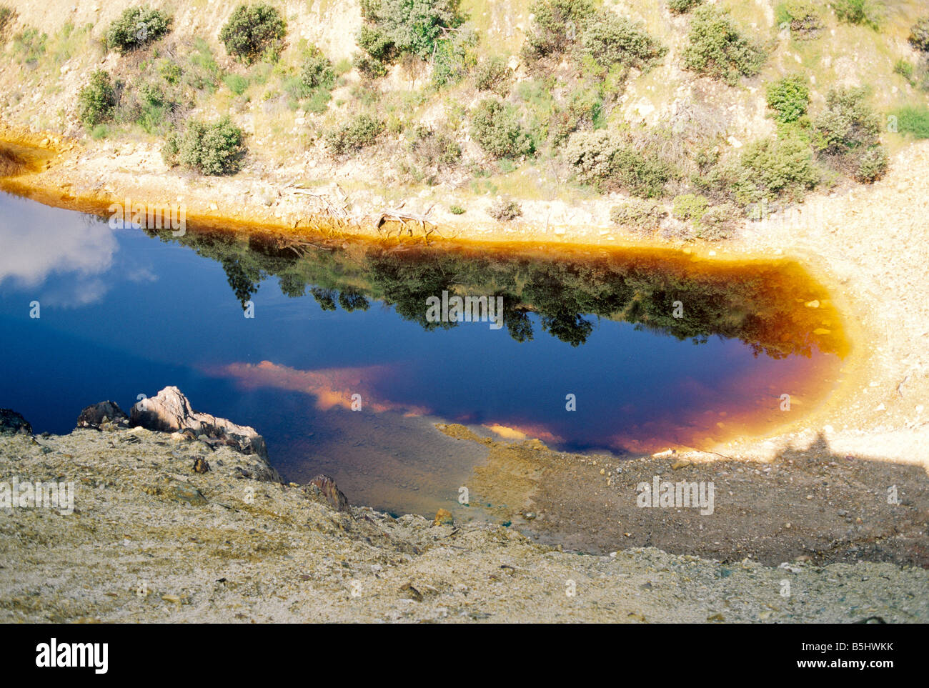 Los desechos de minas de cobre abandonadas estanque de asentamiento. Foto de stock