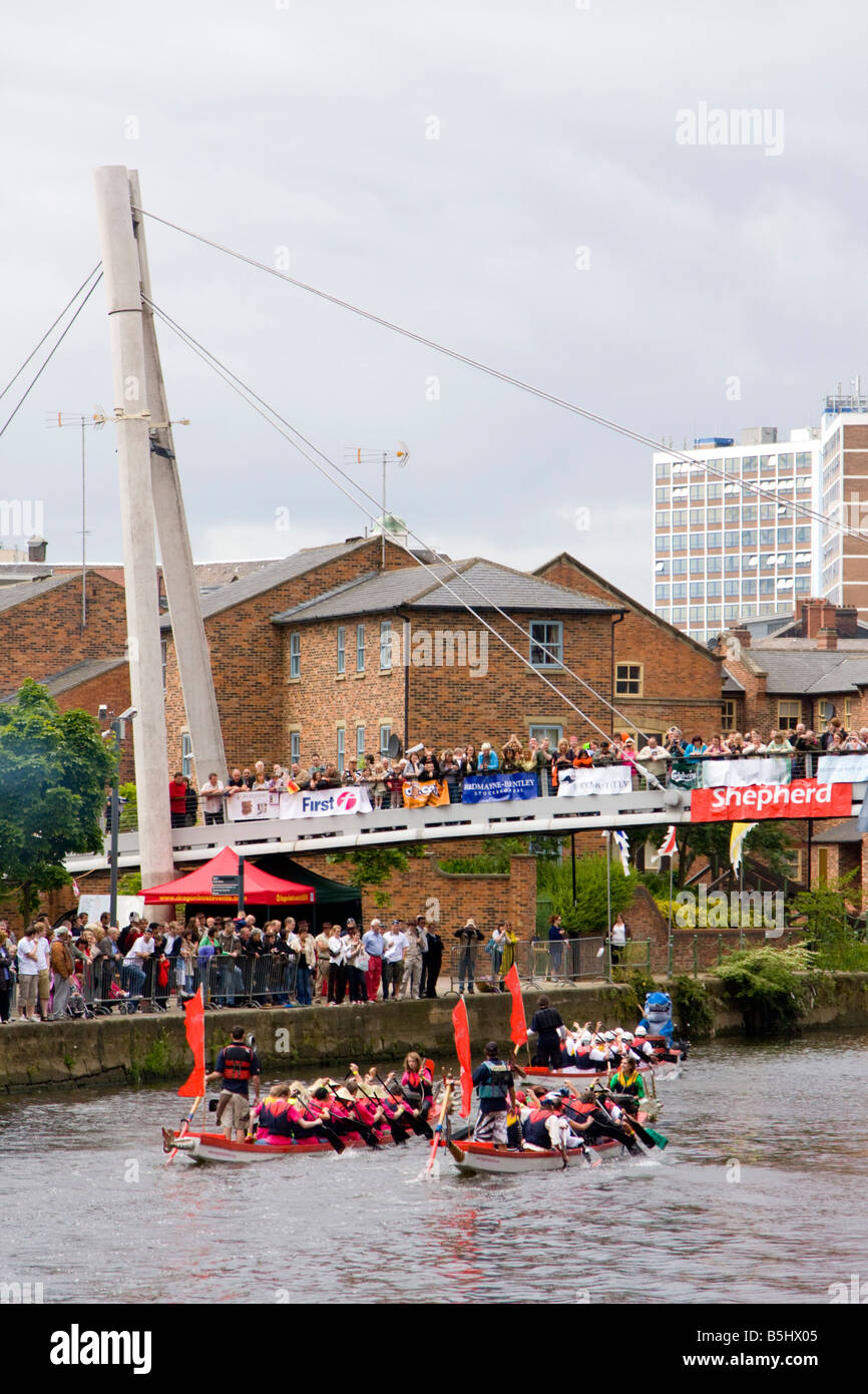 Carreras de Barcos de Dragón en el río Aire en Leeds, Reino Unido Foto de stock