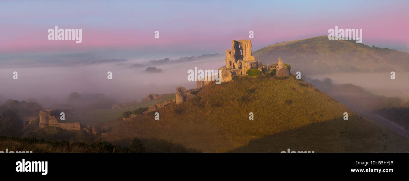 El castillo Corfe Swanage Dorset temprano una mañana de neblina panorámica panorámica Foto de stock