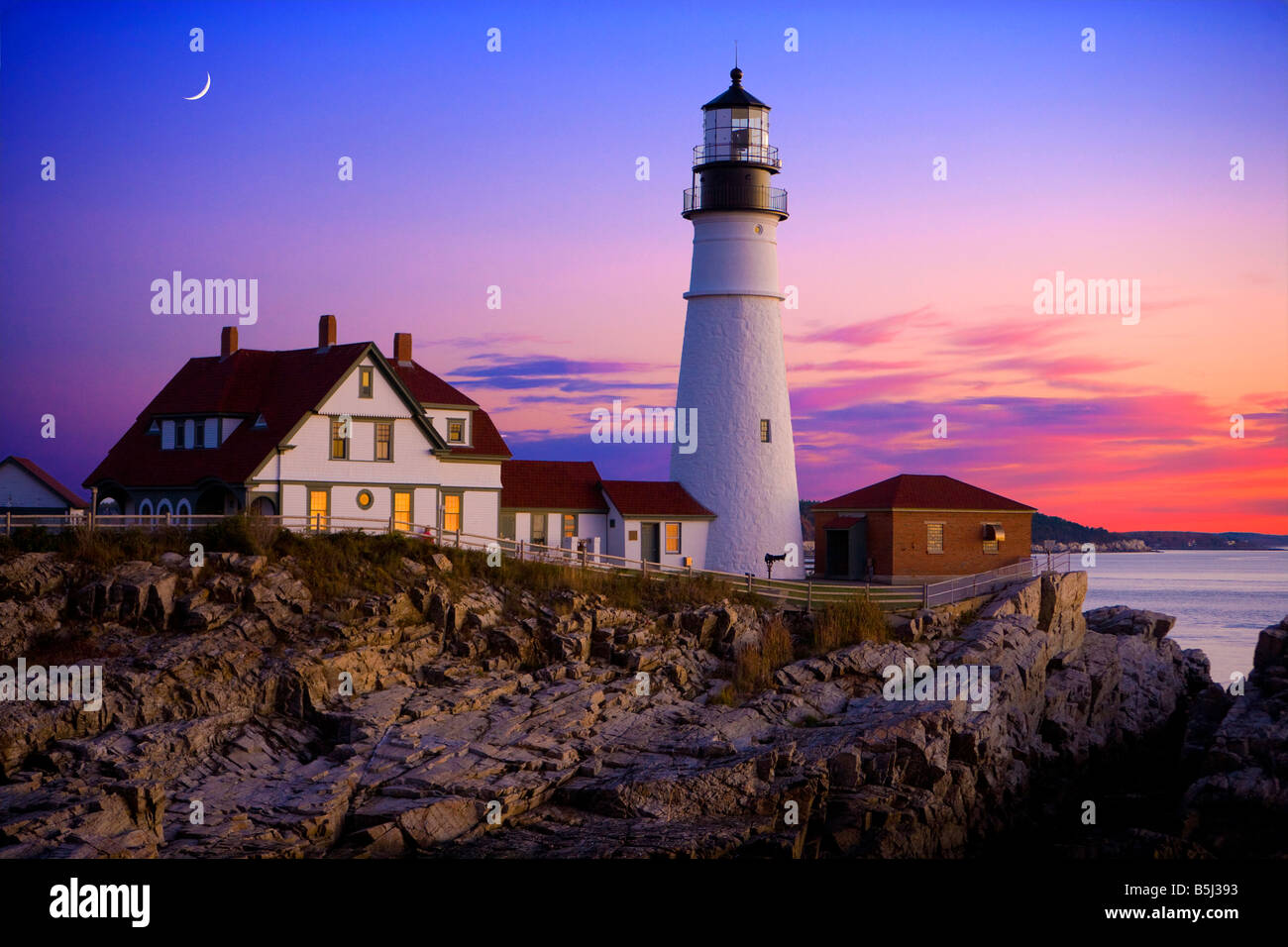 Faro de Portland, Cabo Elizabeth, Maine y luna Foto de stock