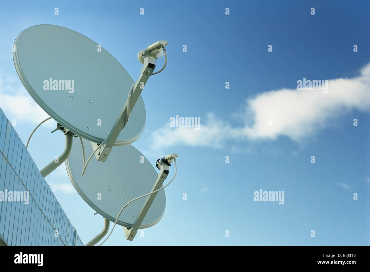 Antena de comunicaciones bajo un cielo azul Foto de stock
