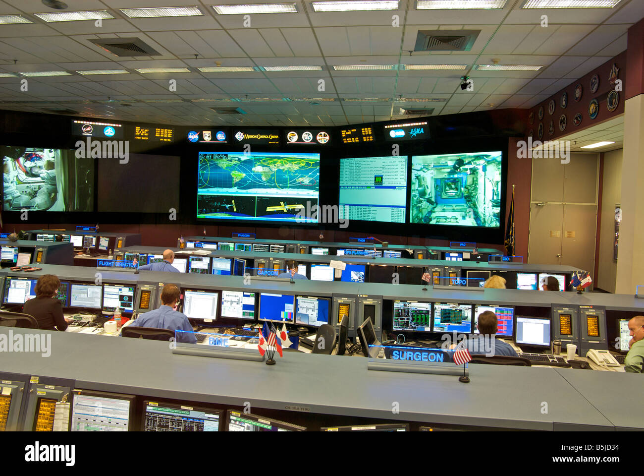 Buscando controladores en pantallas de computadoras trabajando en el nuevo estado de la técnica de Centro de Control de Misiones de la NASA en el Centro Espacial Johnson Foto de stock