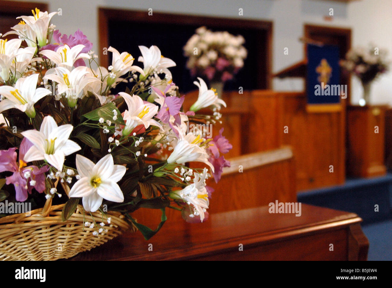 Flores adornando la puerta de una iglesia con podium en segundo plano. Foto de stock