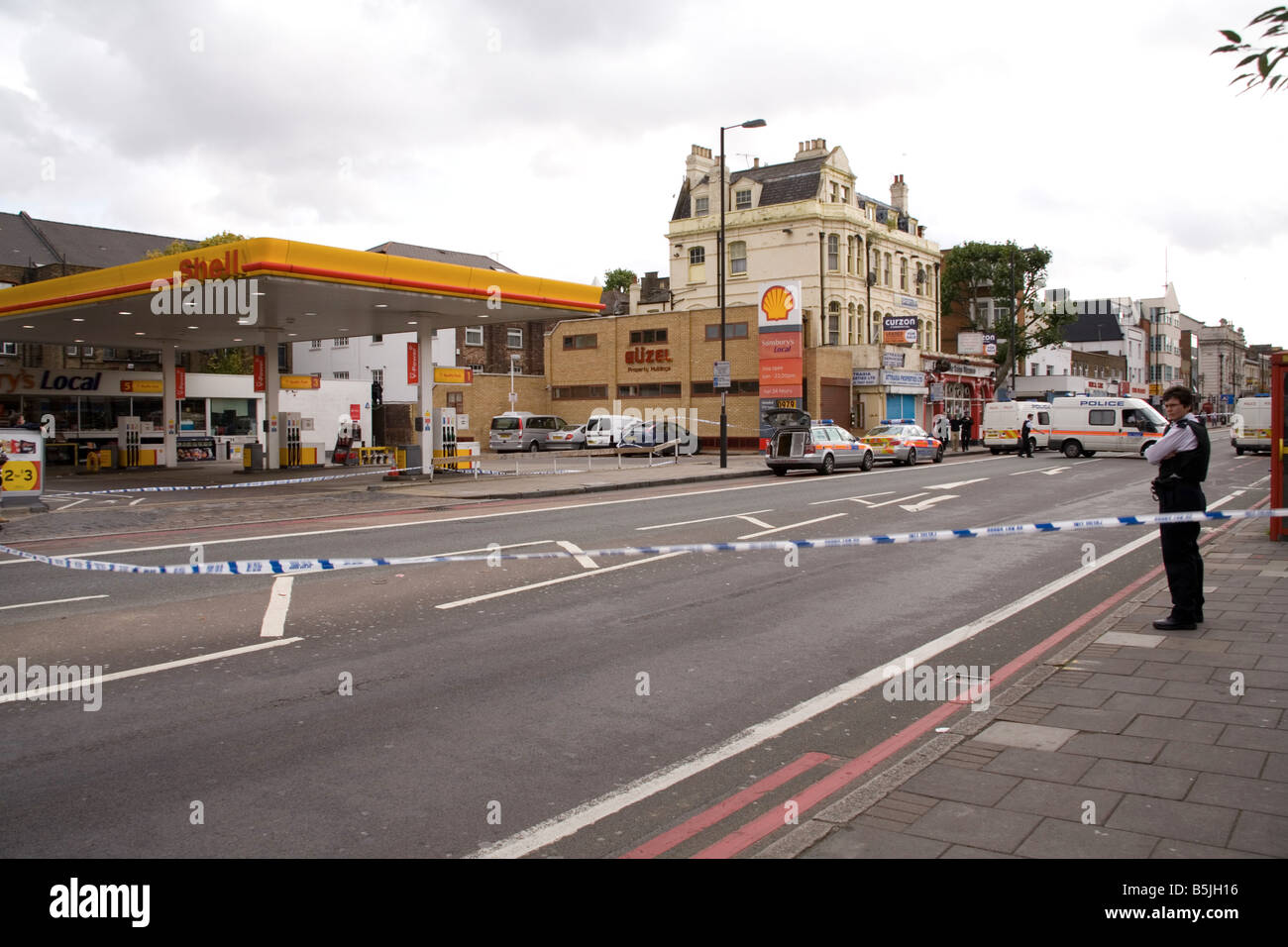 Gasolinera Shell Holloway Road acordonada durante la operación policial Foto de stock