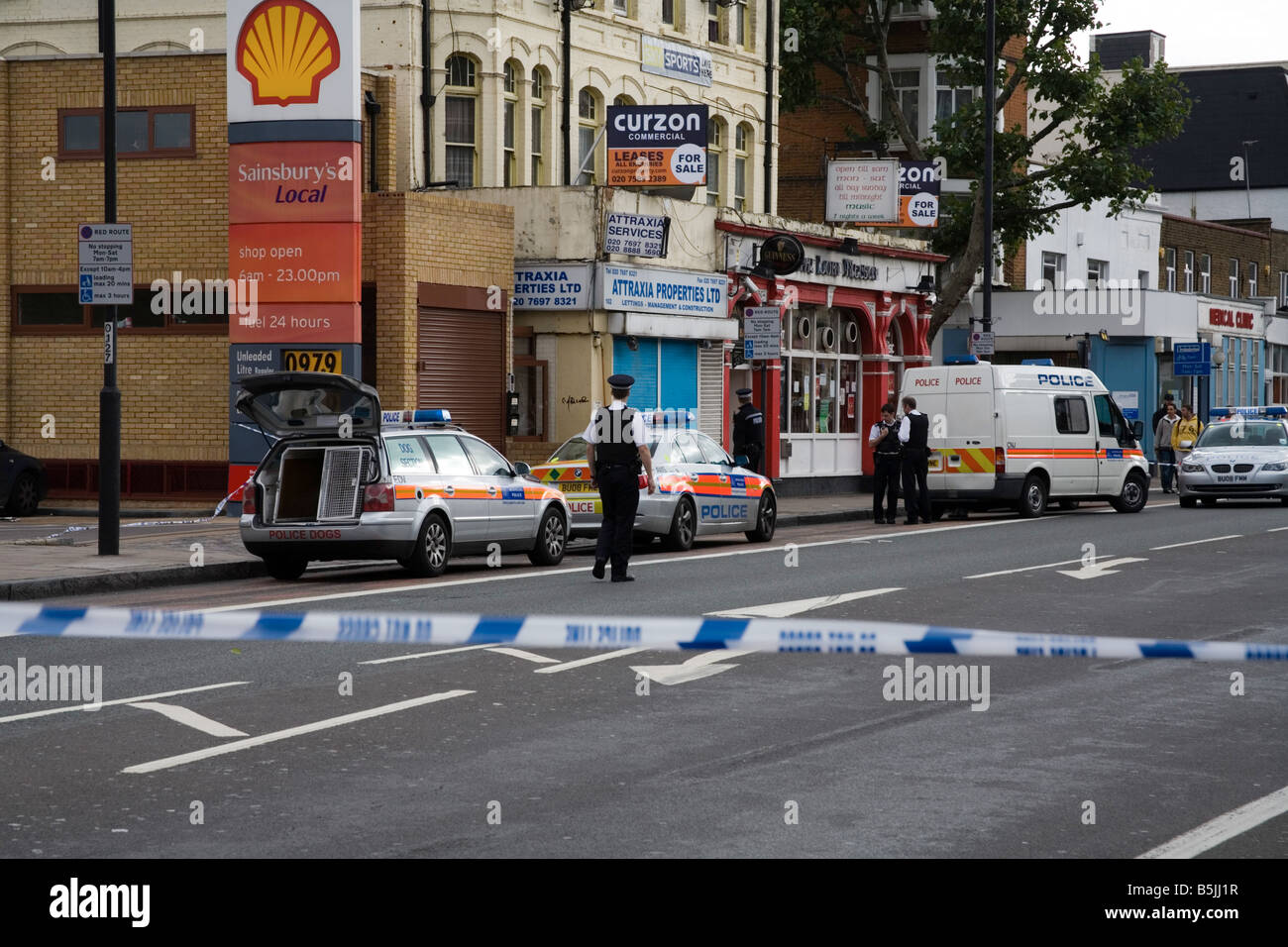 Gasolinera Shell Holloway Road acordonada durante la operación policial Foto de stock