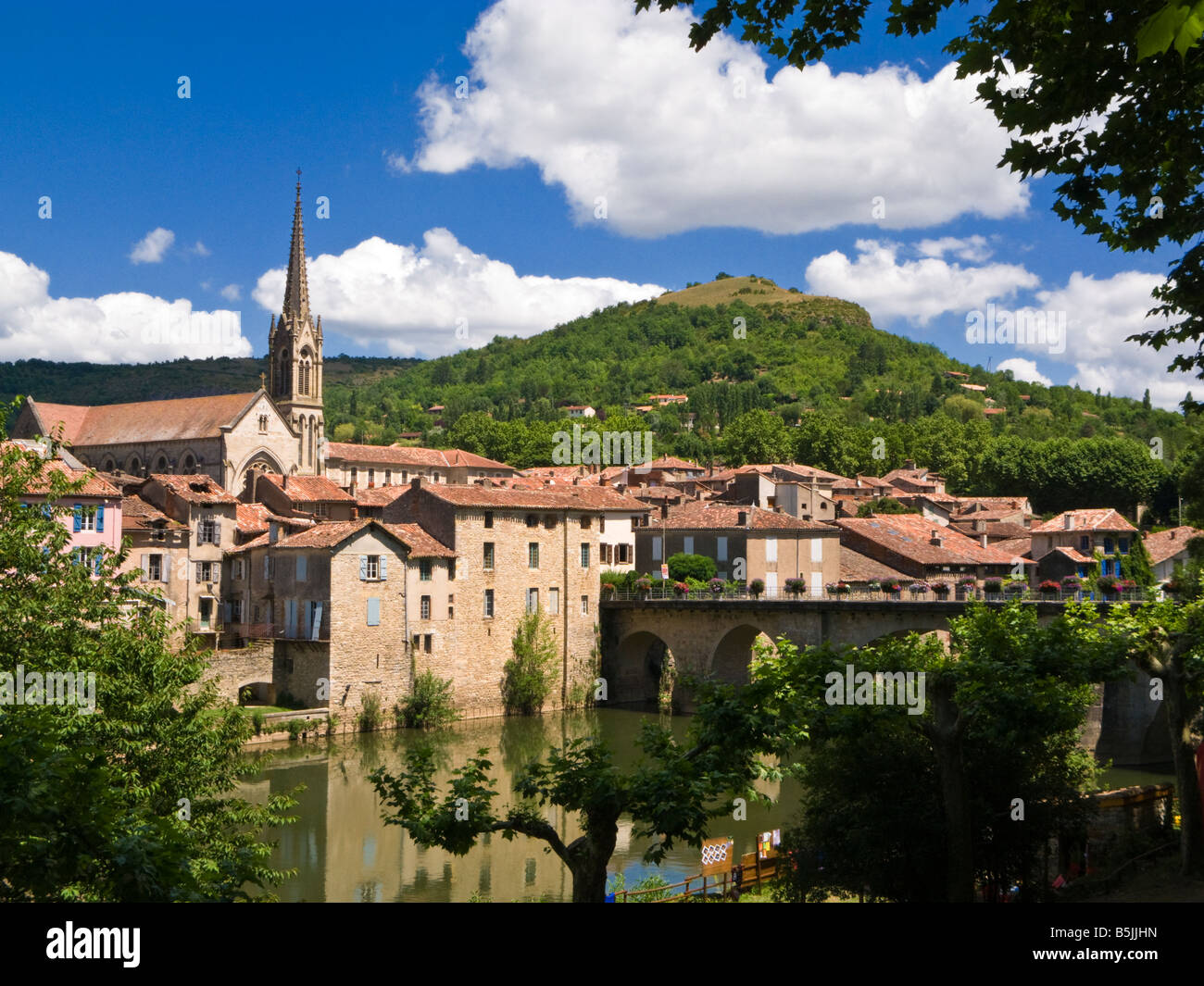 St Antonin Noble Val, Tarn et Garonne, Francia con el puente sobre el río Aveyron Foto de stock