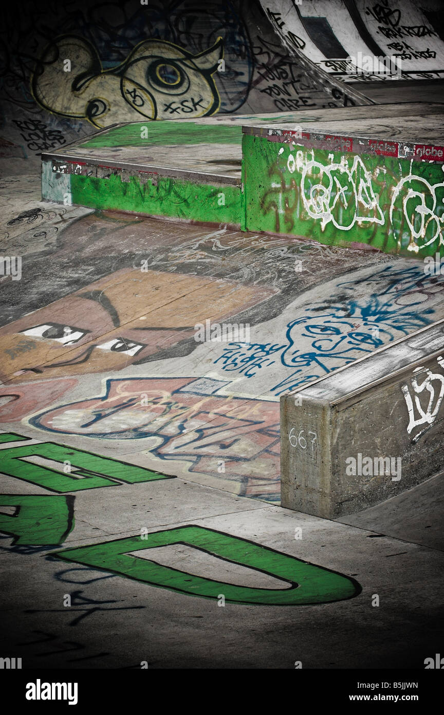 Un graffiti urbano laden skate park. Foto de stock
