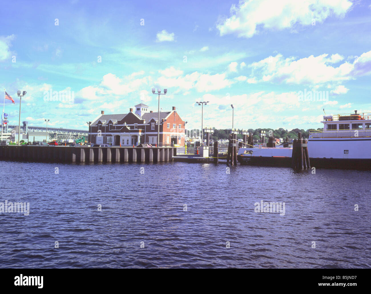 Transporte en Ferry y la estación de muelle para el transporte de agua sobre el río Támesis New London Connecticut, EE.UU. Foto de stock