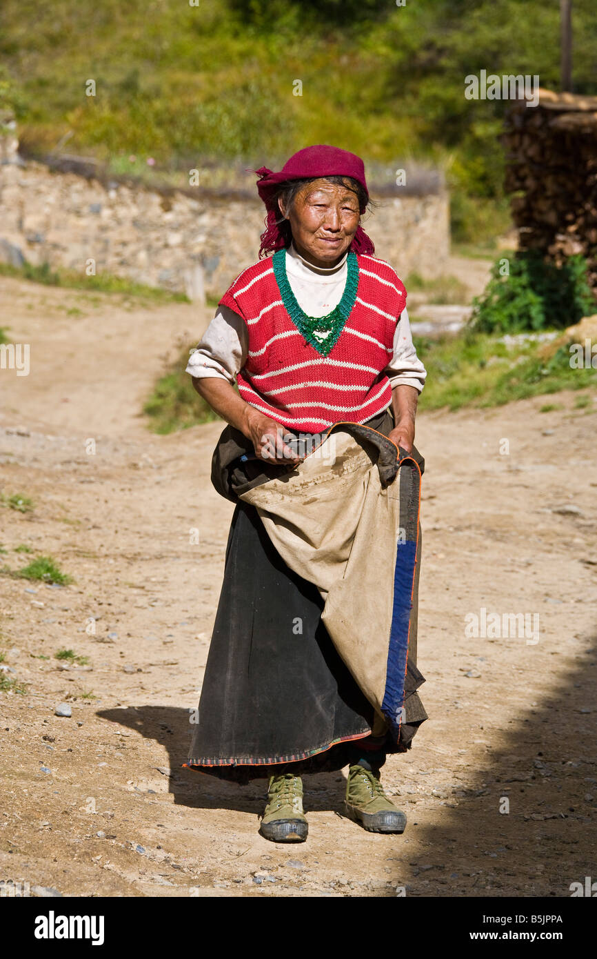 Chino tibetano campesina en Songpan Mounigou Valley, cerca de la provincia de Sichuan China JMH3482 Foto de stock