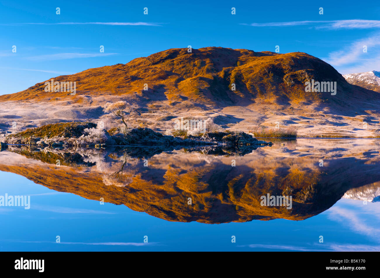 Reflexiones al amanecer en Loch Rannoch Moor Tulla Highlands de Escocia Foto de stock