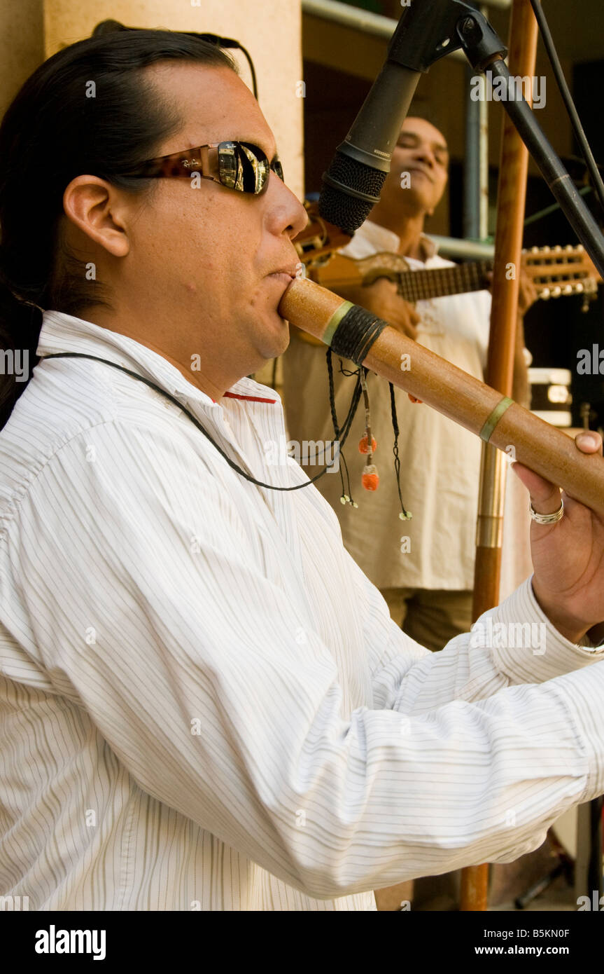 Miembro de fusión Andina toca la flauta al Rivercenter Mall, San