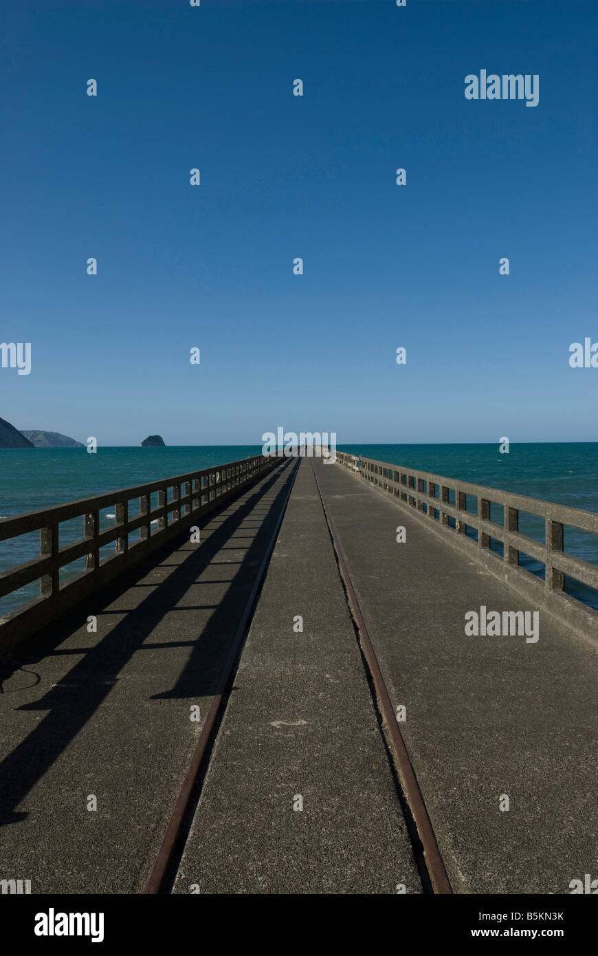 Tolaga Bay Wharf - 660 metros o 2165 pies - en Nueva Zelandia. El muelle más largo en el hemisferio sur. Foto de stock