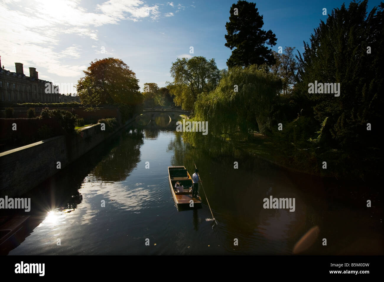 Remar Otoño Clare sol Puente Río Cam Kings College de la Universidad de Cambridge los estudiantes a aprender la reflexión brillante cielo azul soles. Foto de stock