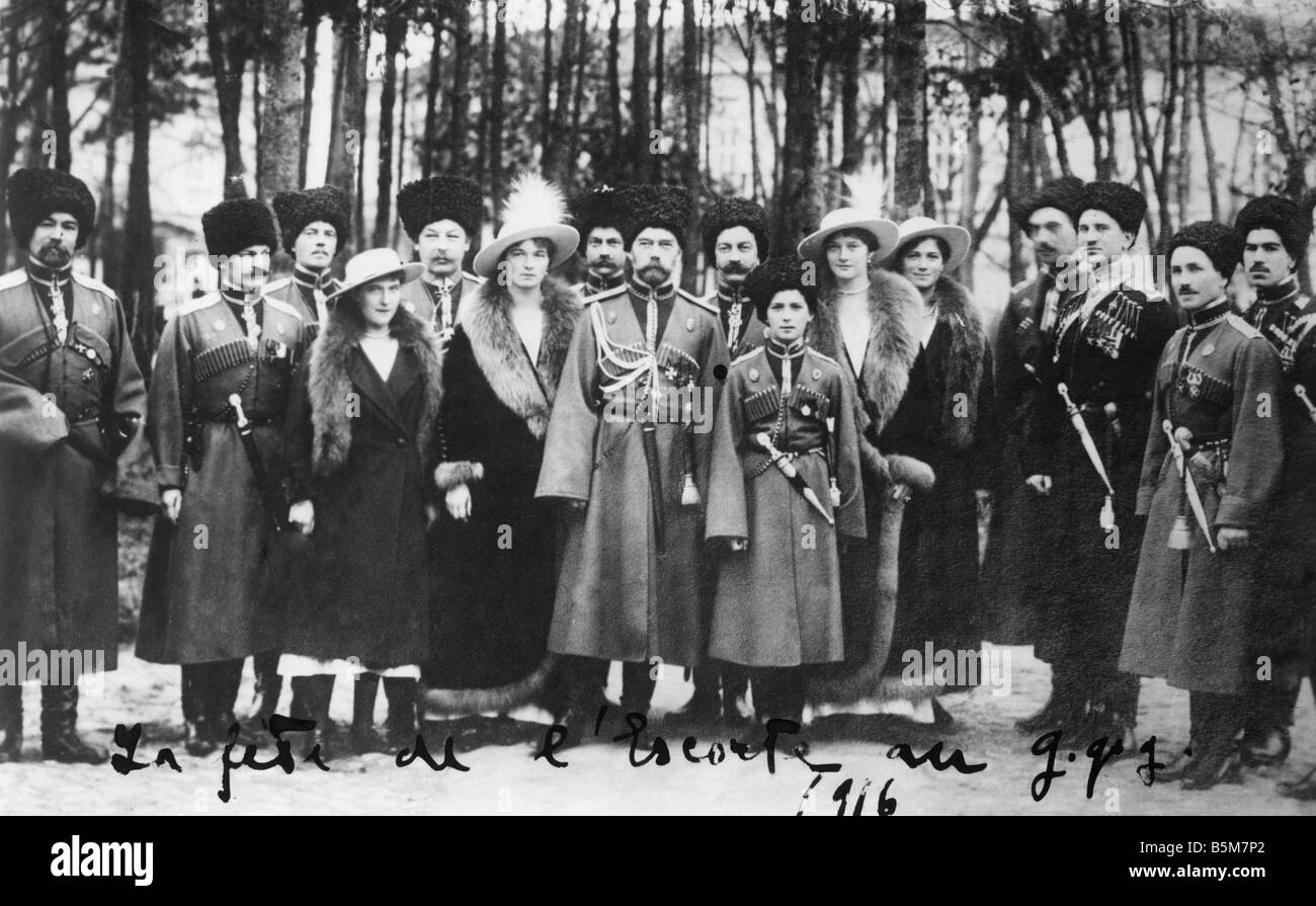 1RD 74 K1916 Nicholas II niños cosacos 1916 Nicholas II Aleksandrovich emperador de Rusia 1894 1917 1868 1918 El zar con h Foto de stock