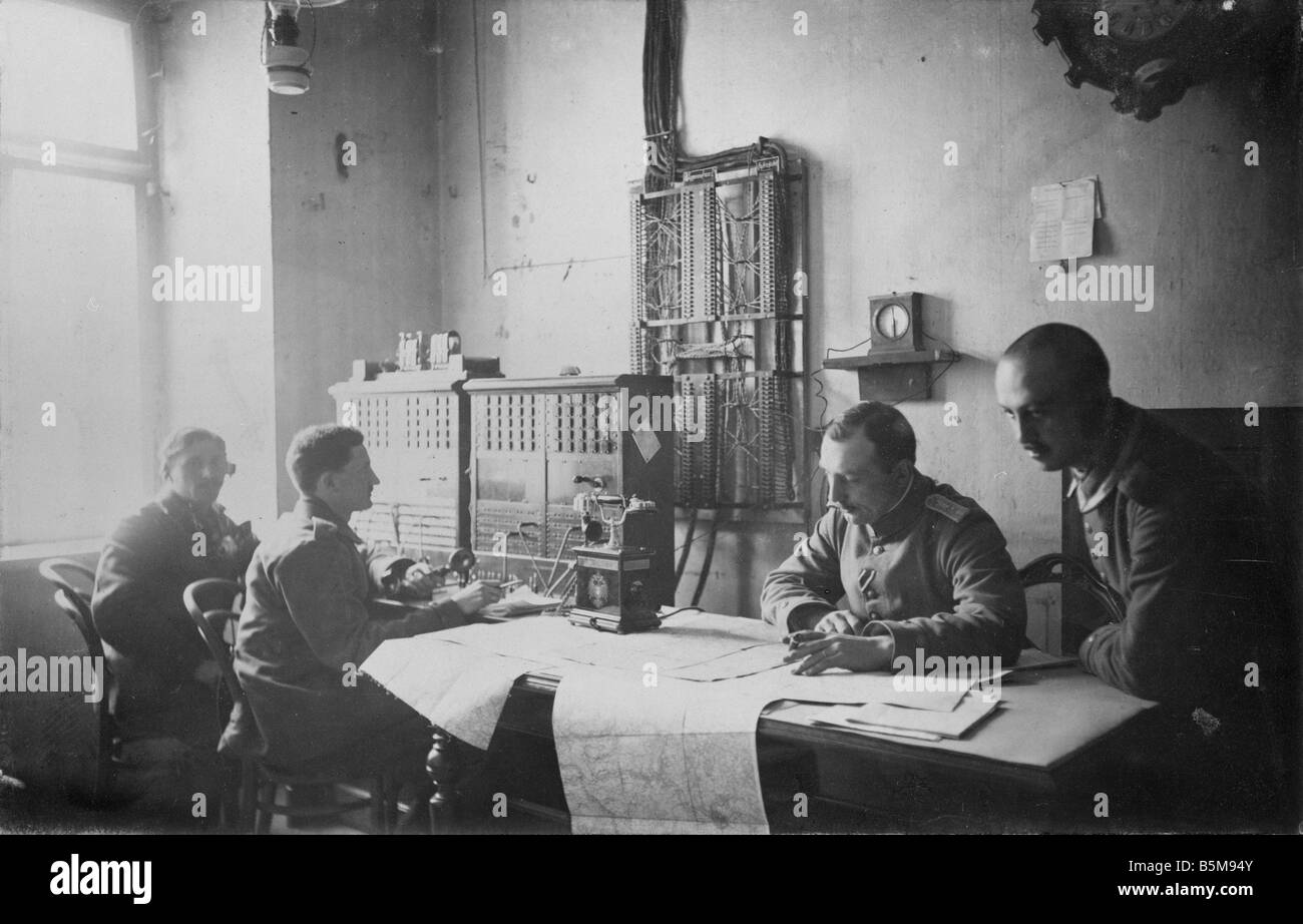 2 G55 O1 1916 31 Estación telefónica alemana WWI c 1916 Historia de la Primera Guerra Mundial Frente Oriental Campo estación telefónica del brazo alemán Foto de stock