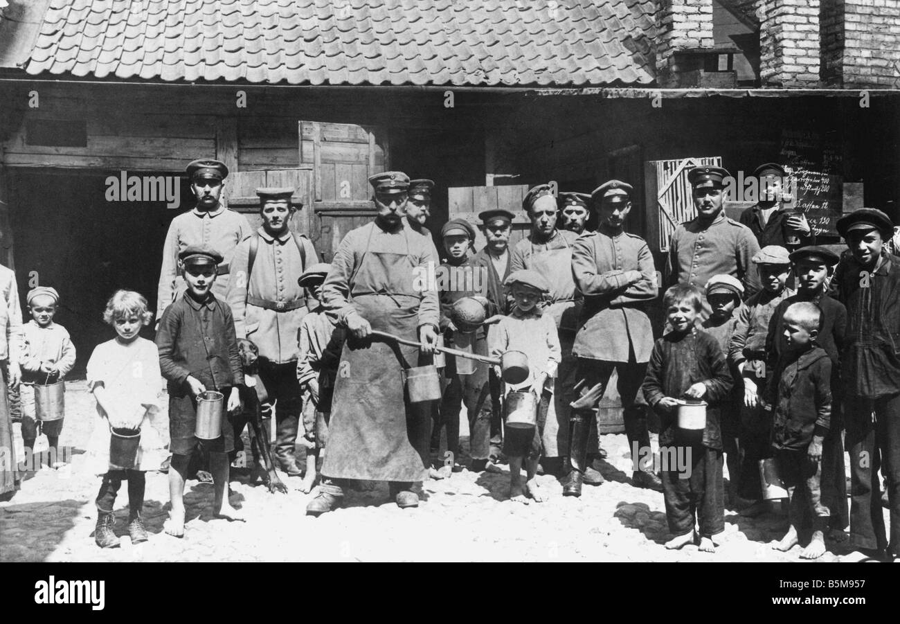 2 G55 O1 1916 38 E las tropas alemanas en estación de comida c 1916 Historia de la Primera Guerra Mundial Frente Oriental tropas alemanas en Vilna Lithunia después Foto de stock