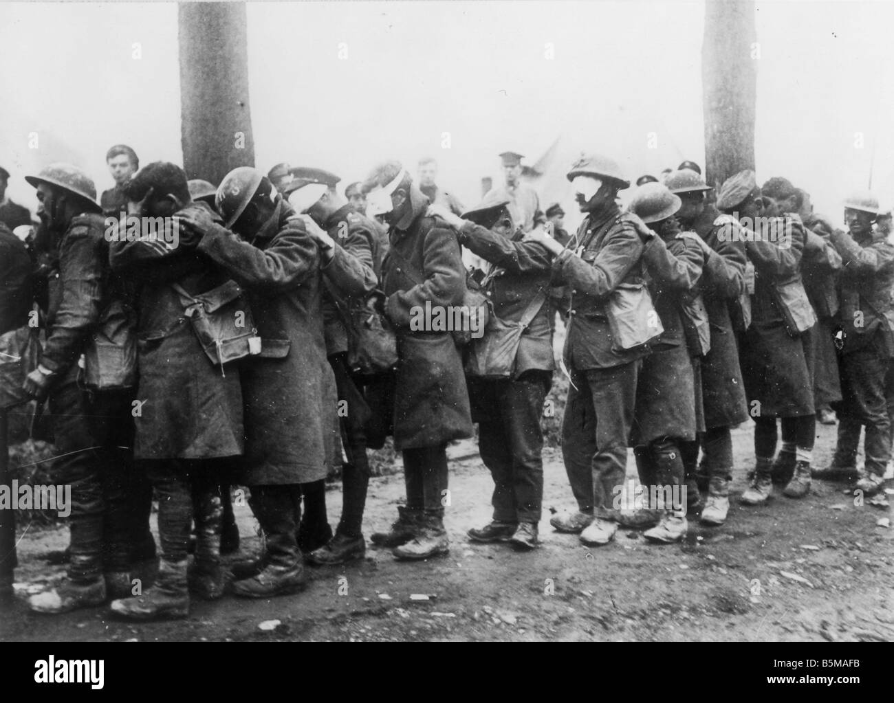 2 G55 W1 1918 24 soldados británicos heridos por bombas lacrimógenas 1918 Historia la Primera Guerra Mundial frente occidental soldados británicos heridos por bombas lacrimógenas Foto de stock