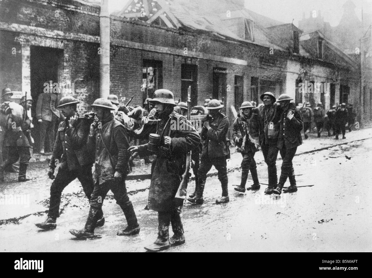2 G55 W1 1918 29 E hirieron Alemán Inglés soldados 1918 Historia de la I Guerra Mundial frente occidental de la gran batalla en el oeste heridos G Foto de stock