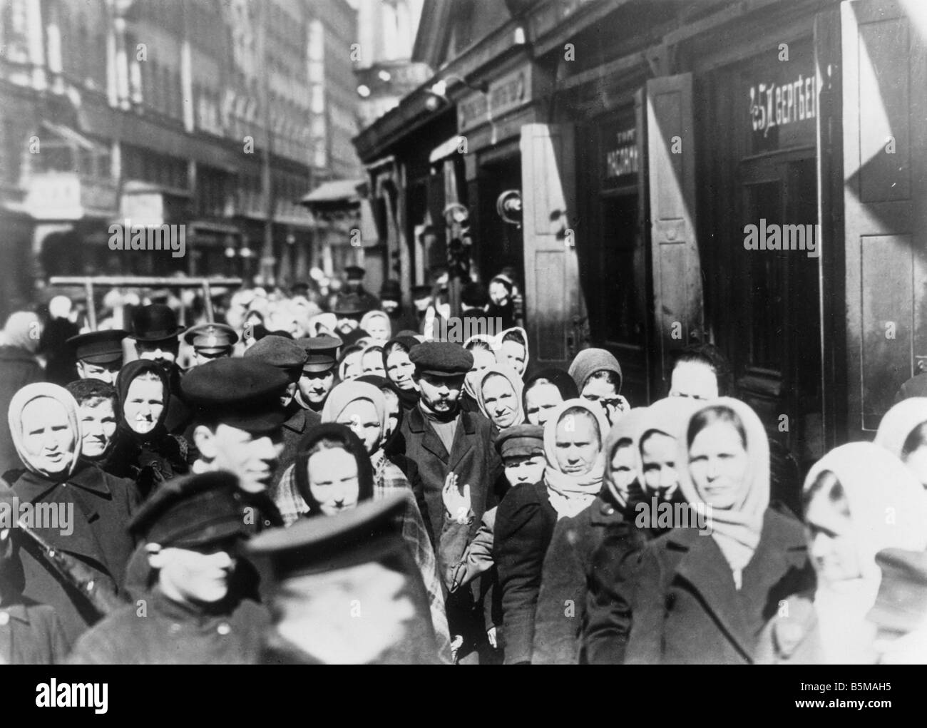 Colas de alimentos a Rusia de la I Guerra Mundial 1914 Historia de la I Guerra Mundial las economías de guerra Rusia colas fuera de una tienda de alimentos Foto 1914 Foto de stock